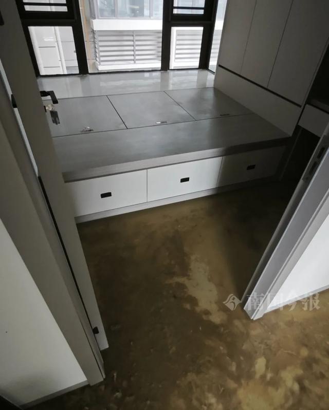 崩溃：全屋都是无法接受婚房被粪水浸泡！业主(图1)